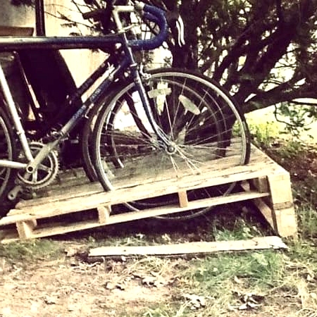 #4. A VERY USEFUL BIKE RACK MADE OUT OF WOODEN PALLETS