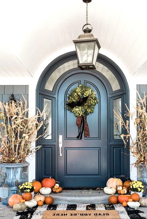 Layering door mats for fall front porch decor