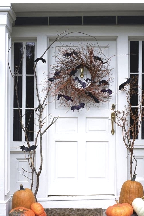 Spooky and trendy fall front door decorating idea