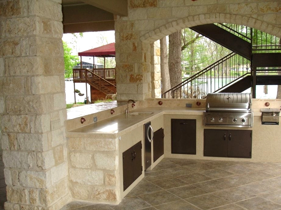 A Flagstone Patio That’s Also an Outdoor Kitchen
