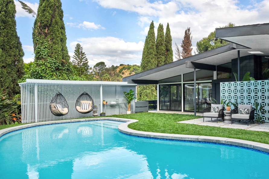 20 Sensational Mid Century Modern Swimming Pool Designs You Will Obsess Over