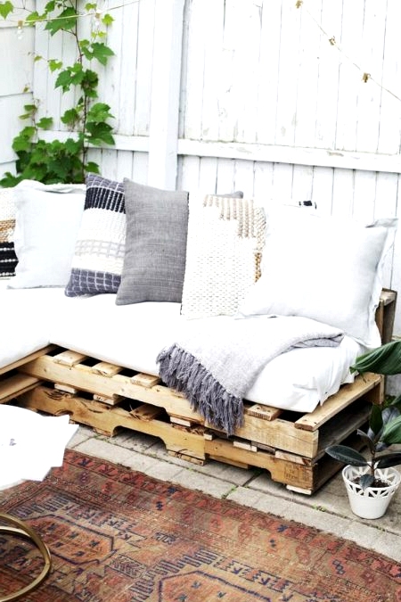 Super Easy DIY Pallet sofa, perfect for any backyard. 