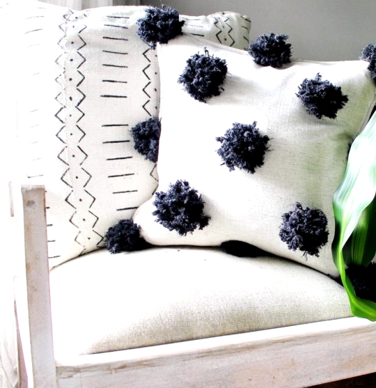 DIY pom pom pillow using dollar store yarn #diy #diypillow