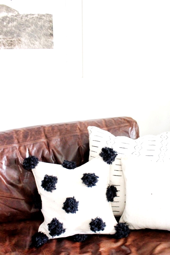 DIY pom pom pillow #diy #easydiy #diypillow #diyhomedecor 