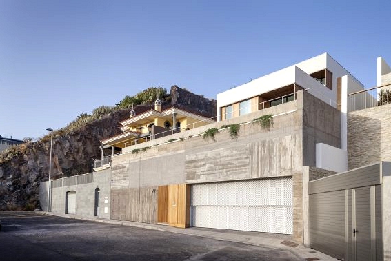 Chris House by Equipo Olivares Arquitectos in Tenerife, Spain