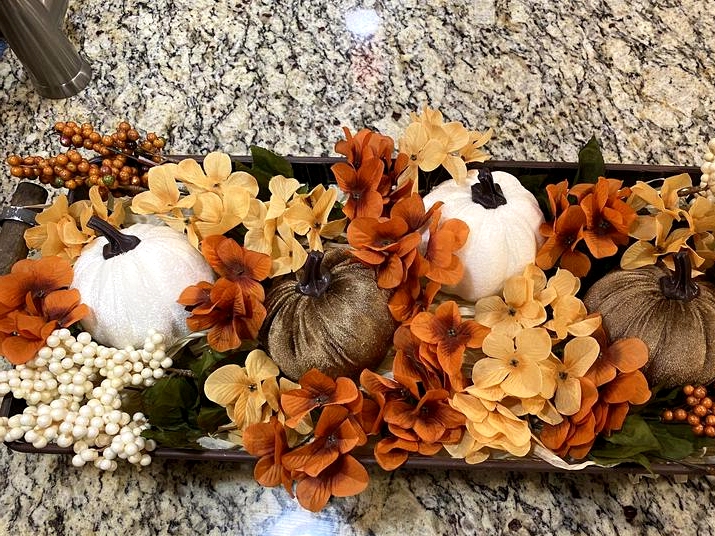 16 Vibrant Fall Centerpiece Designs To Add To Your Table Decor
