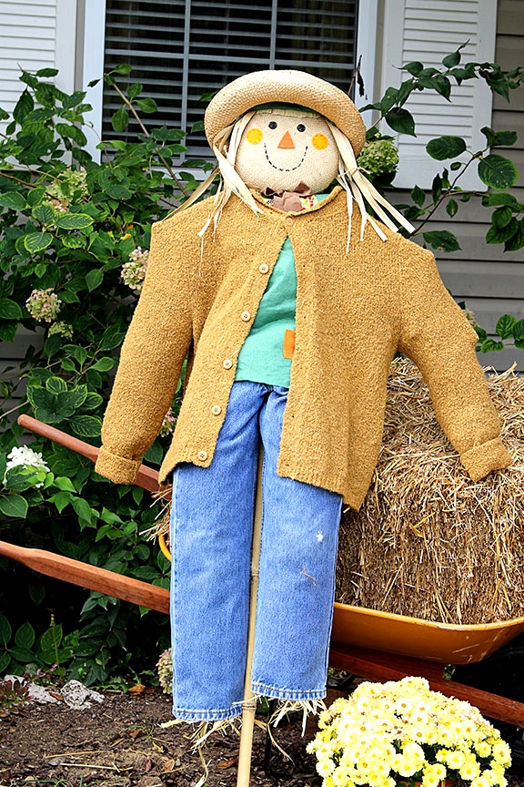 16 Adorably Cute DIY Scarecrow Decoration Ideas For Fall