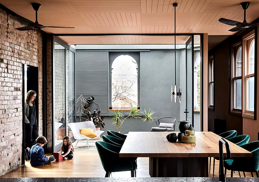 Black, steel and outdated brickwork: daring residence in Australian