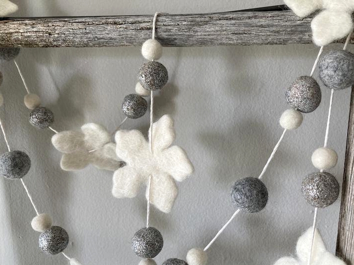 18 Adorable Winter Garland Decorations For Your Home And Yard