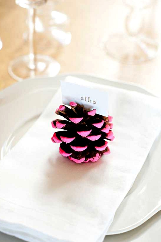 16 Delightful DIY Christmas Table Decor Projects To Do On A Budget