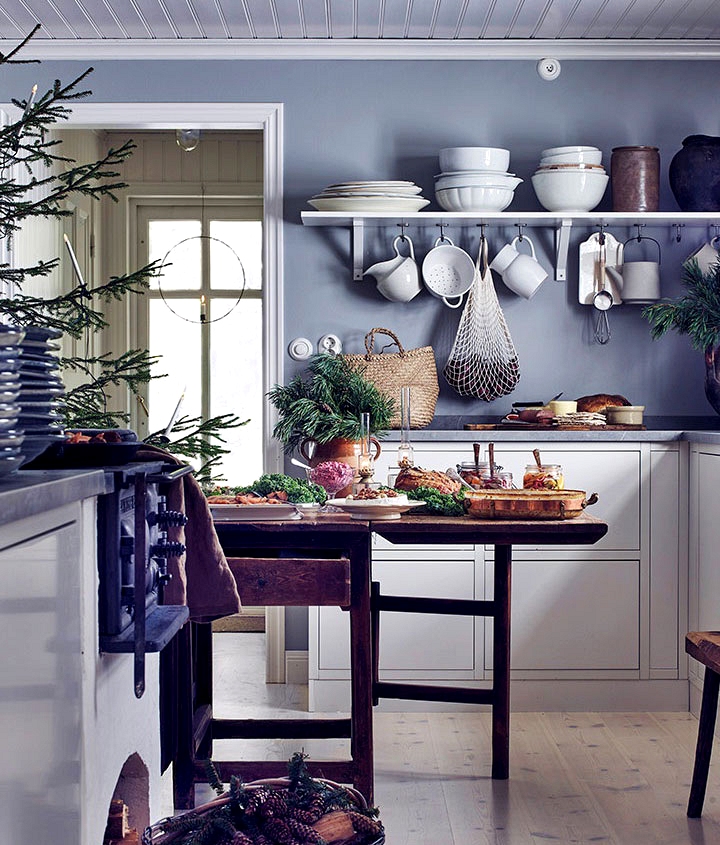 Festive decor of the nation cottage of stylist Anna Truelsen