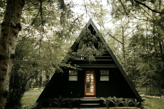 An American Cabin Shaped Like a Triangle Will Make You Dream About Cozy Winter