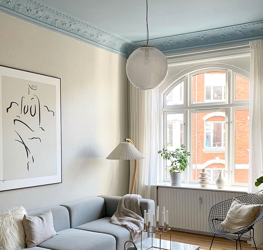 Blue stucco ceiling, library and posters: stylist apartment in Denmark