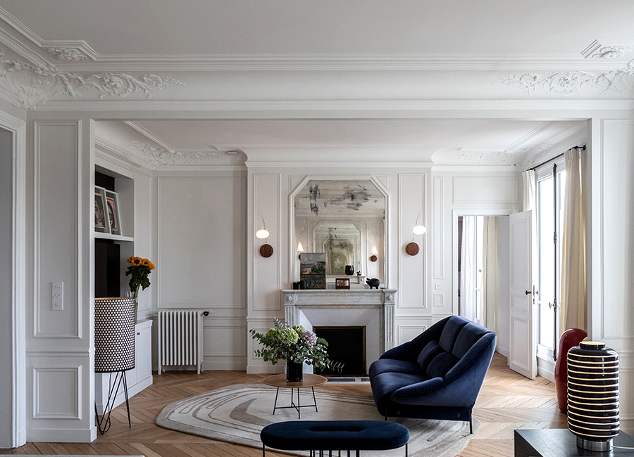 Lively modern classics with dark accents in Paris