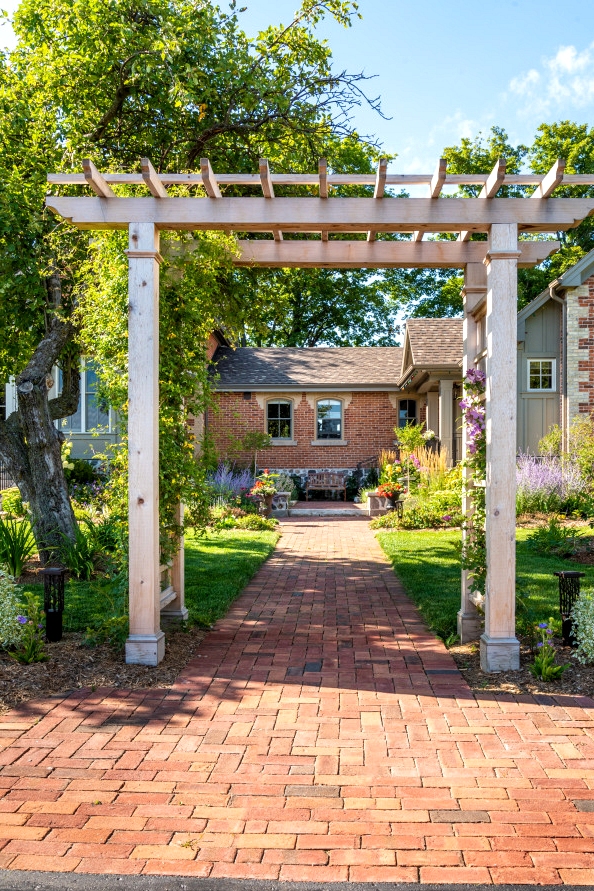 18 Remarkable Farmhouse Landscape Designs That Will Leave You Breathless