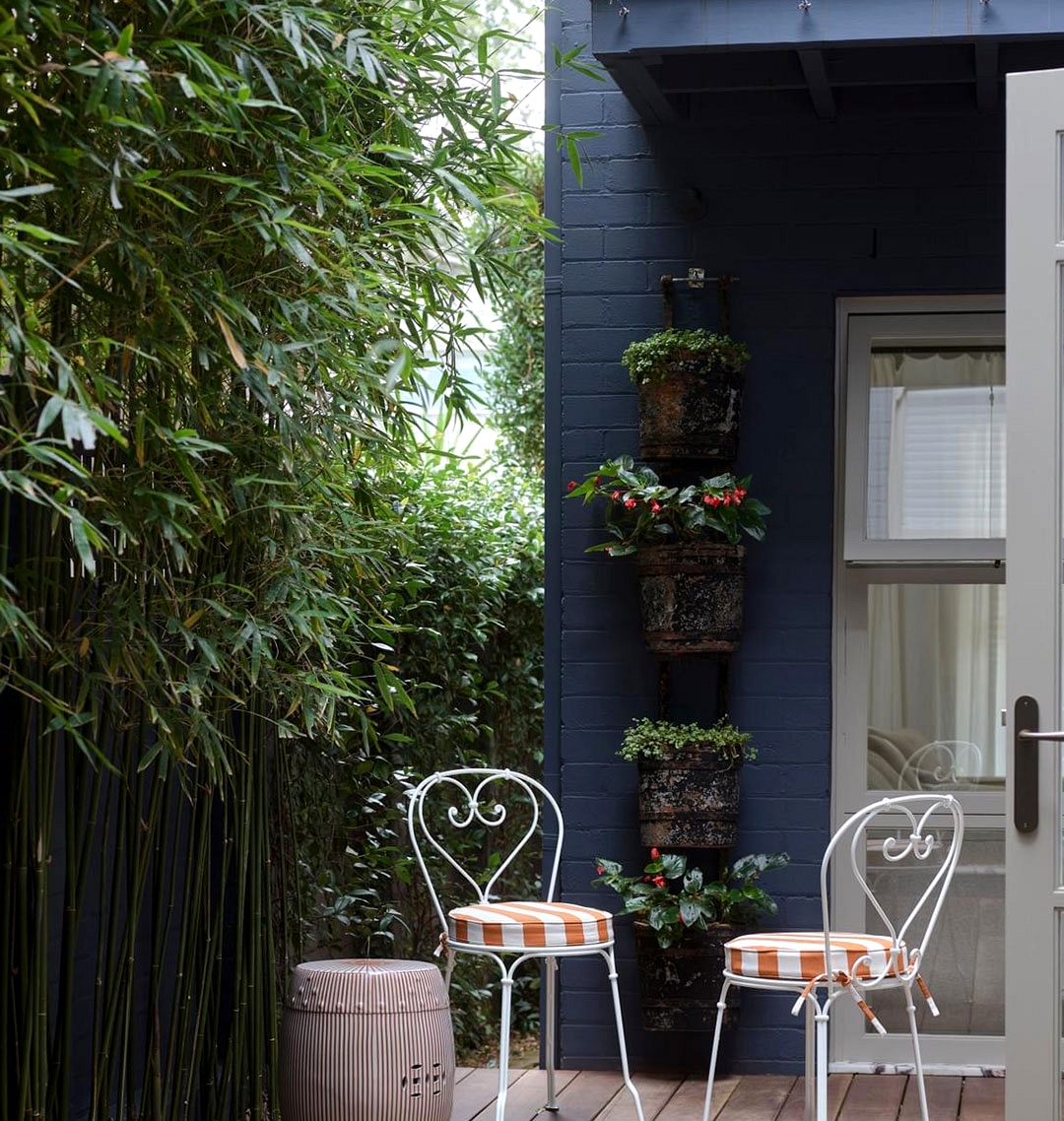 Stunning prints and lovely gold kitchen in Sydney residence