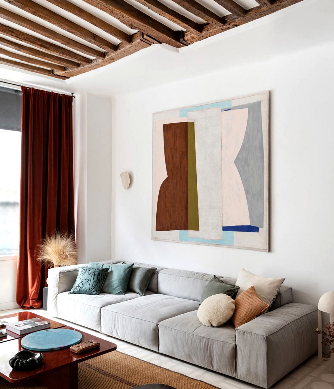 Beams, unusual details and contemporary art: bright apartment in Paris