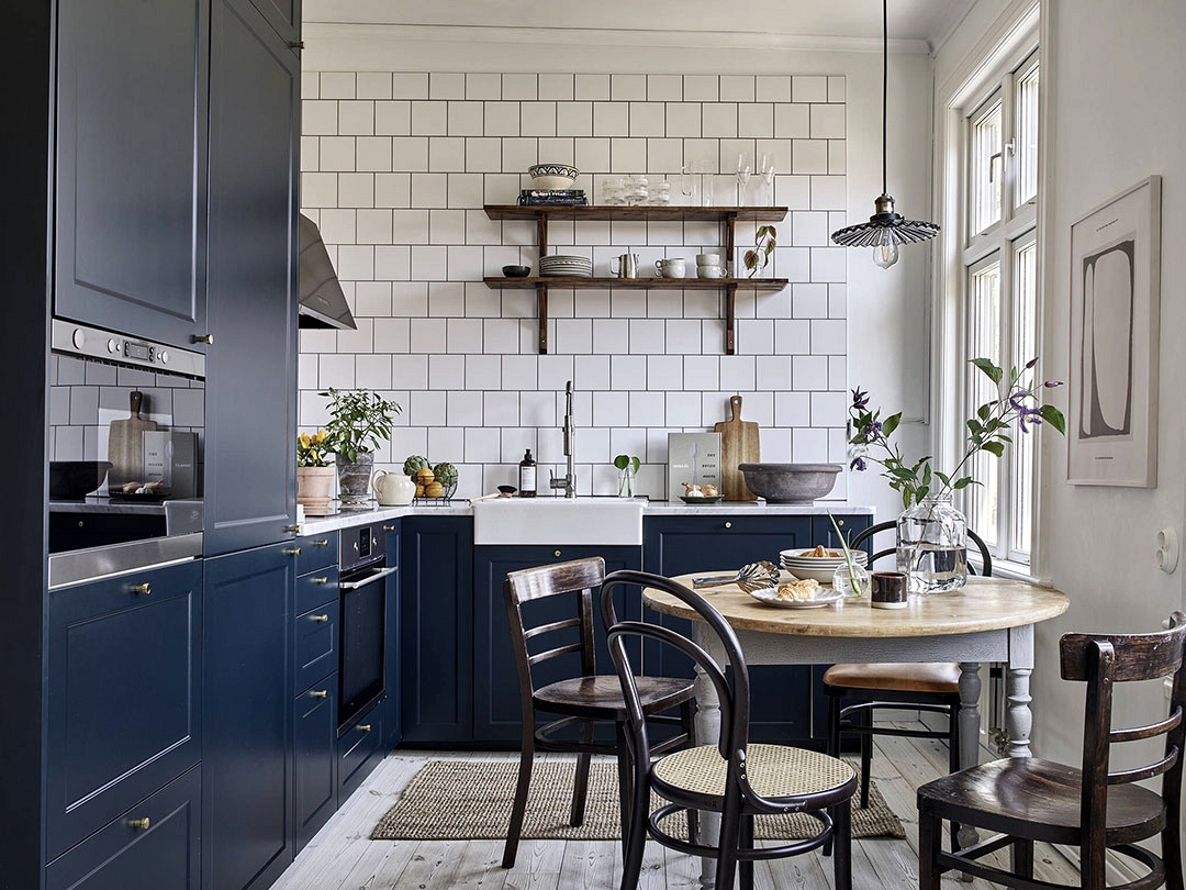 Calm Scandinavian apartment with blue kitchen in beautiful 19th century wooden house in Goteborg (58 sqm)