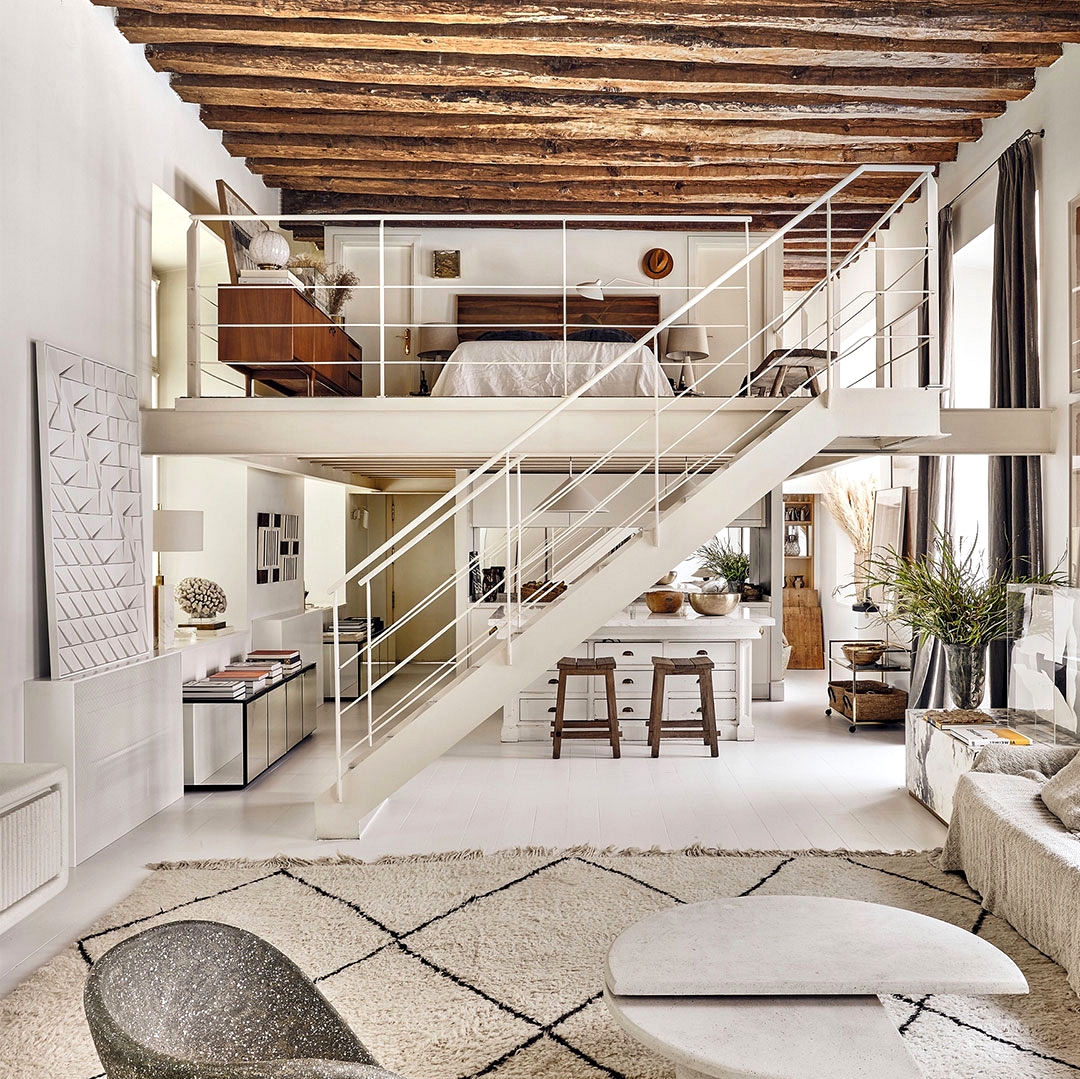 Creative loft with beams and mezzanine in Madrid