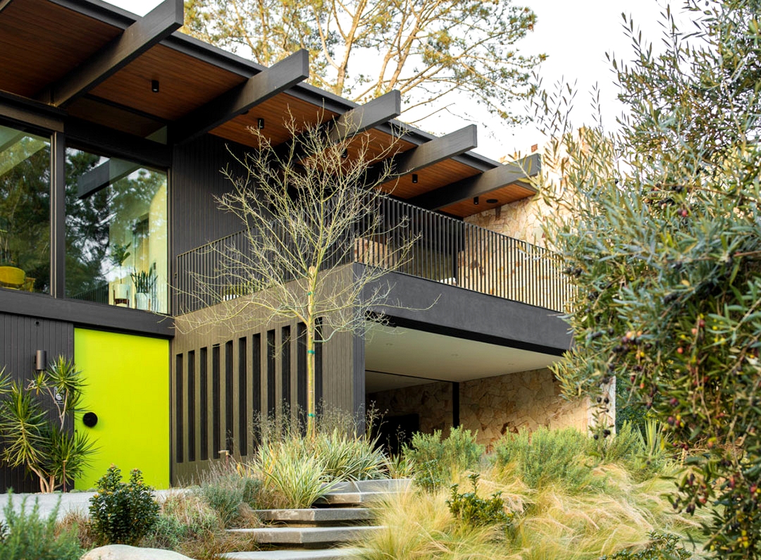 Floor-to-ceiling windows and mid-century mood in design of San Diego home