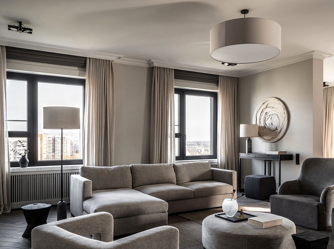 Impartial tones and delicate contrasts: trendy condo in Moscow