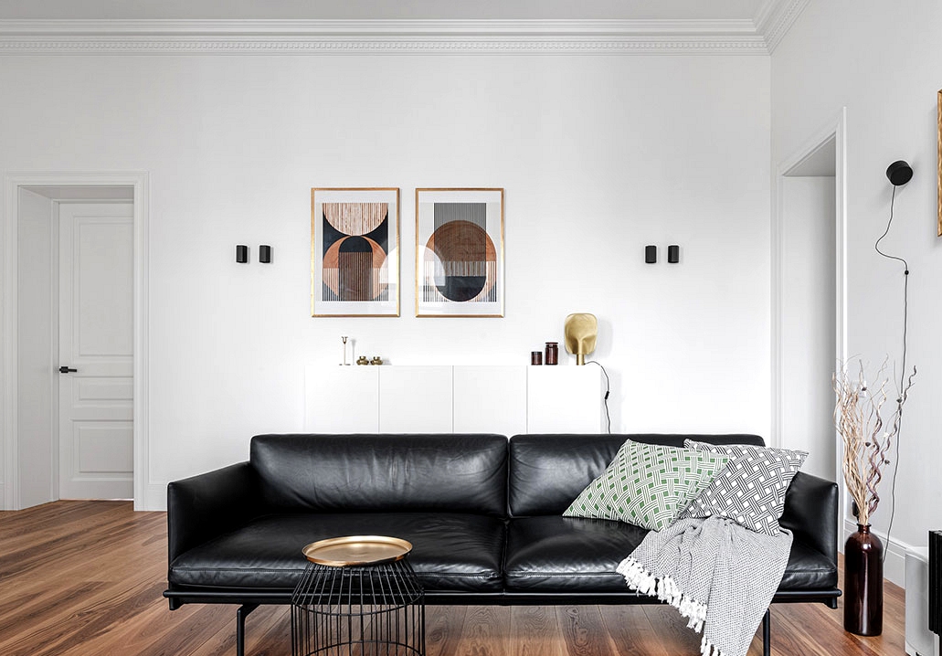 Clear traces with black and white decor: shiny condo in previous constructing in Kyiv (75 sqm)