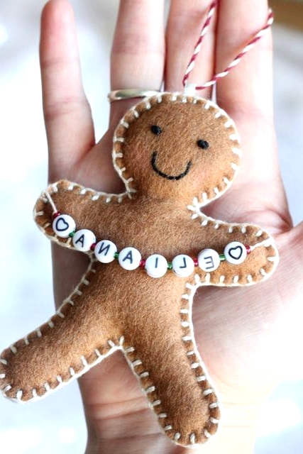 a pretty felt gingerbread man Christmas ornament with a name banner is a pretty idea to decorate a chair, use it as a place card or a gift tag