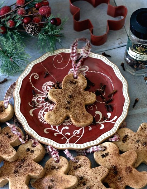 pretty and cool real gingerbread men with cinnamon can be used as Christmas ornaments or just decorations around the house, they can doubles as gift tags