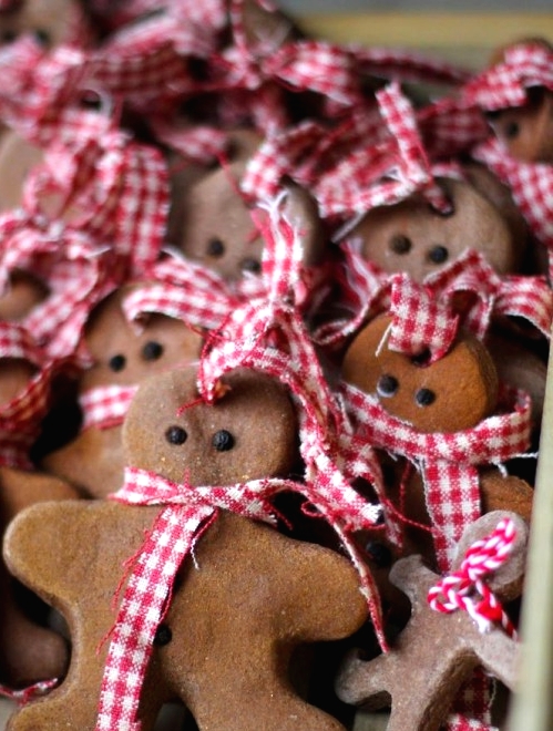 little gingerbread men with plaid scarves are lovely decorations, ornaments and gift tags that you can make yourself
