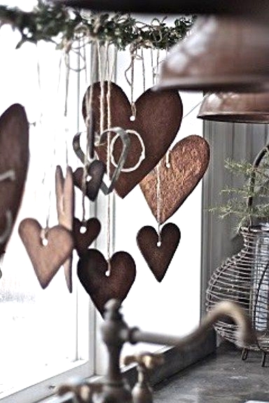 heart-shaped gingerbread cookies as a garland on the window are amazing for styling your space for Christmas in a rustic way