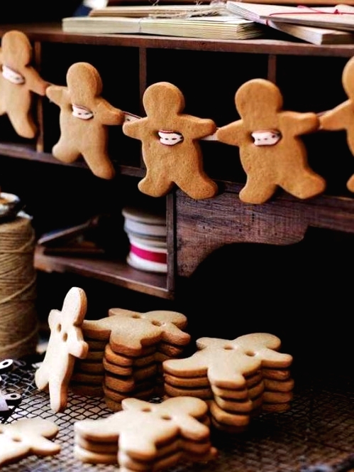 a real gignerbread man cookie garland is a fun and cool decoration for Christmas you may use around the house