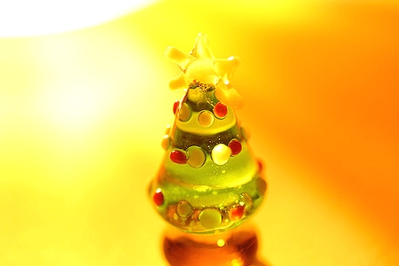 a jelly Christmas tree topped with candies is a cool and chic idea for a sweets table on holidays