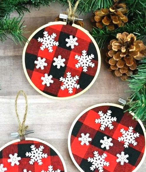 plaid Christmas ornaments made of embroidery hoops and with snowflake appliques are adorable and very easy to DIY