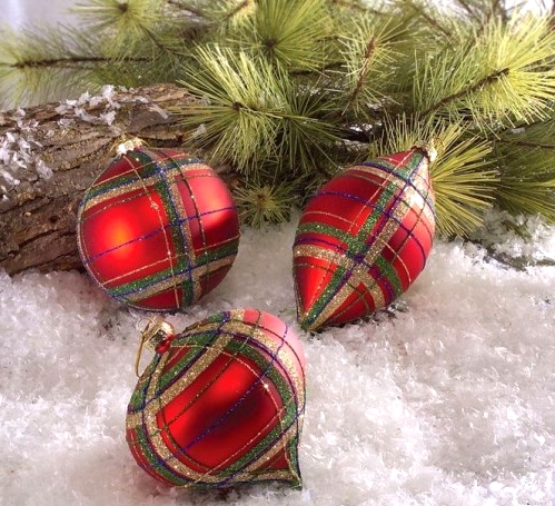 plaid Christmas ornaments are always a good idea for the holidays - style your Christmas tree, mantel, window with them