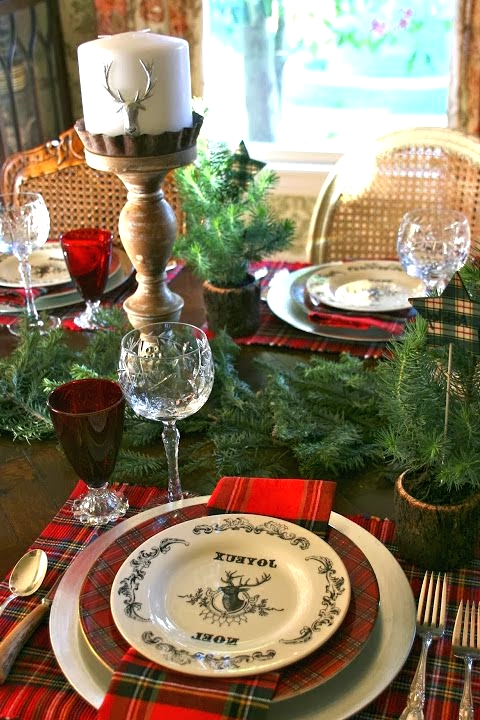 red plaid placemats, napkins and plates give this tablescape a cozy traditional Christmas feel and make it cooler and bolder