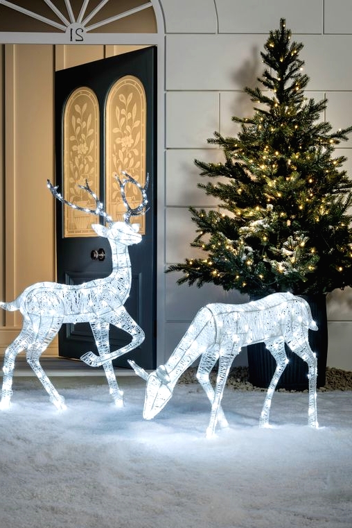 vine and light deer figurines and a lit up Christmas tree for gorgeous festive outdoor decor at Christmas