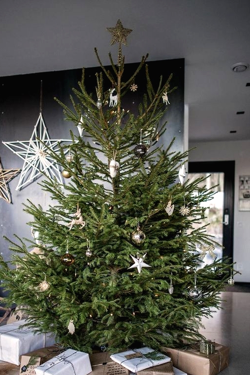 a minimalist Christmas tree with lights, a bit of gold, white, silver and black ornaments is a stylish piece to rock and it looks amazing