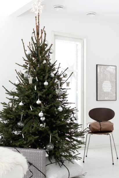 a Nordic Christmas tree with clear and silver ornaments and nothing else is a gorgeous idea for a modern Scandi space