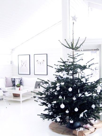 a modern Christmas tree decorated with only white and silver ornaments is a lovely idea for a modern or minimalist space and is very easy to realize - no need to puzzle over its decor