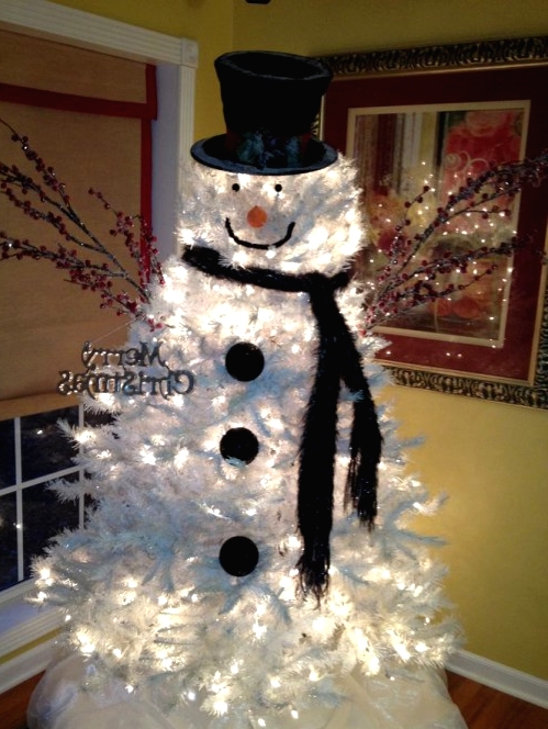 a white Christmas tree snowman with lights, a scarf, buttons, branches and a top hat is a lovely idea for a modern winter wedding