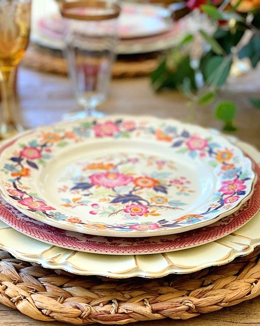 a woven placemat, a yellow and gilded plate, a pink and colorful printed plate will do for an elegant and chic vintage Thanksgiving table