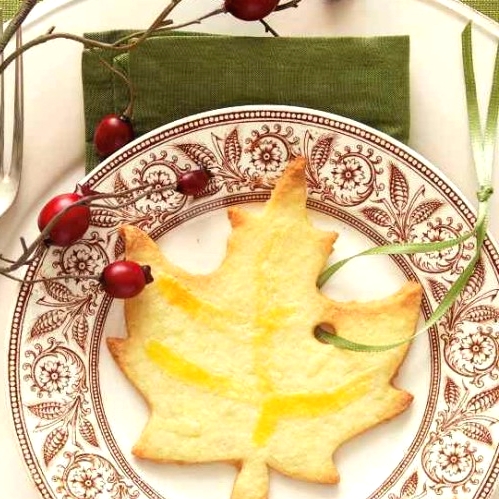 vintage-inspired plates are always a gorgeous idea for a elegant and vintage-inspired Thanksgiving table setting