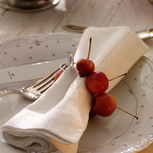 a neutral printed plate with a neutral napkin and a cheery napkin ring is a very fresh and pretty idea for a modern Thanksgiving tablescape