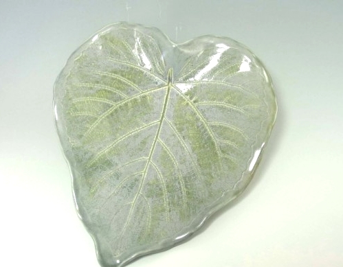 a beautiful green leaf-shaped plate like this one is a great idea to display something in any season, it will work for almost any organic tablescape