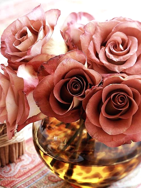 a clear vae with dusty pink roses is a beautiful and timeless centerpiece idea for a fall or Thanksgiving party