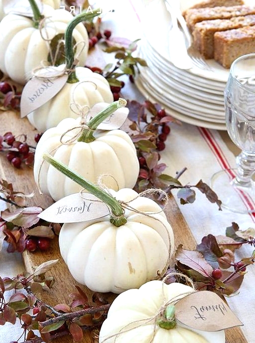 a rustic Thanksgiving centerpiece of a wooden board, berries and leaves is a nice solution that is fast to make