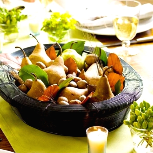 a pretty and easy Thanksgiving centerpiece of a black bowl with pears and leaves is a classy idea for the fall