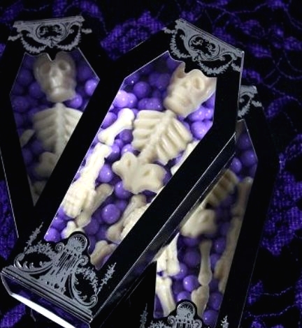 coffins with purple candies and chocolate skeletons are amazing to give to your guests for Halloween