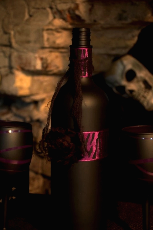 a black and purple bottle and glasses that match for bold and catchy Halloween styling, you can DIY them easily