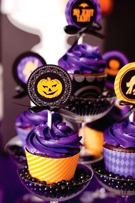 lovely purple swirl cupcakes with pumpkin toppers are amazing for a Halloween party, it's a very cool and fresh idea